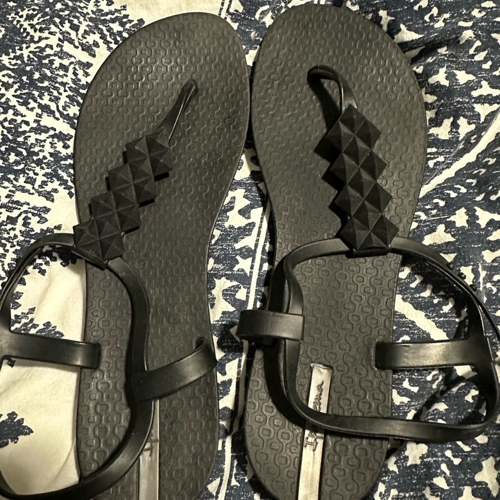 Plastic women’s sandals with geometric design